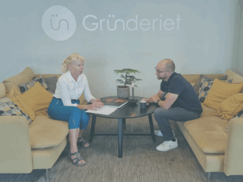 Fotografi fra Gründeriet. En mann og en dame med laptop sitter å diskuterer forretningsplan over en kaffe.