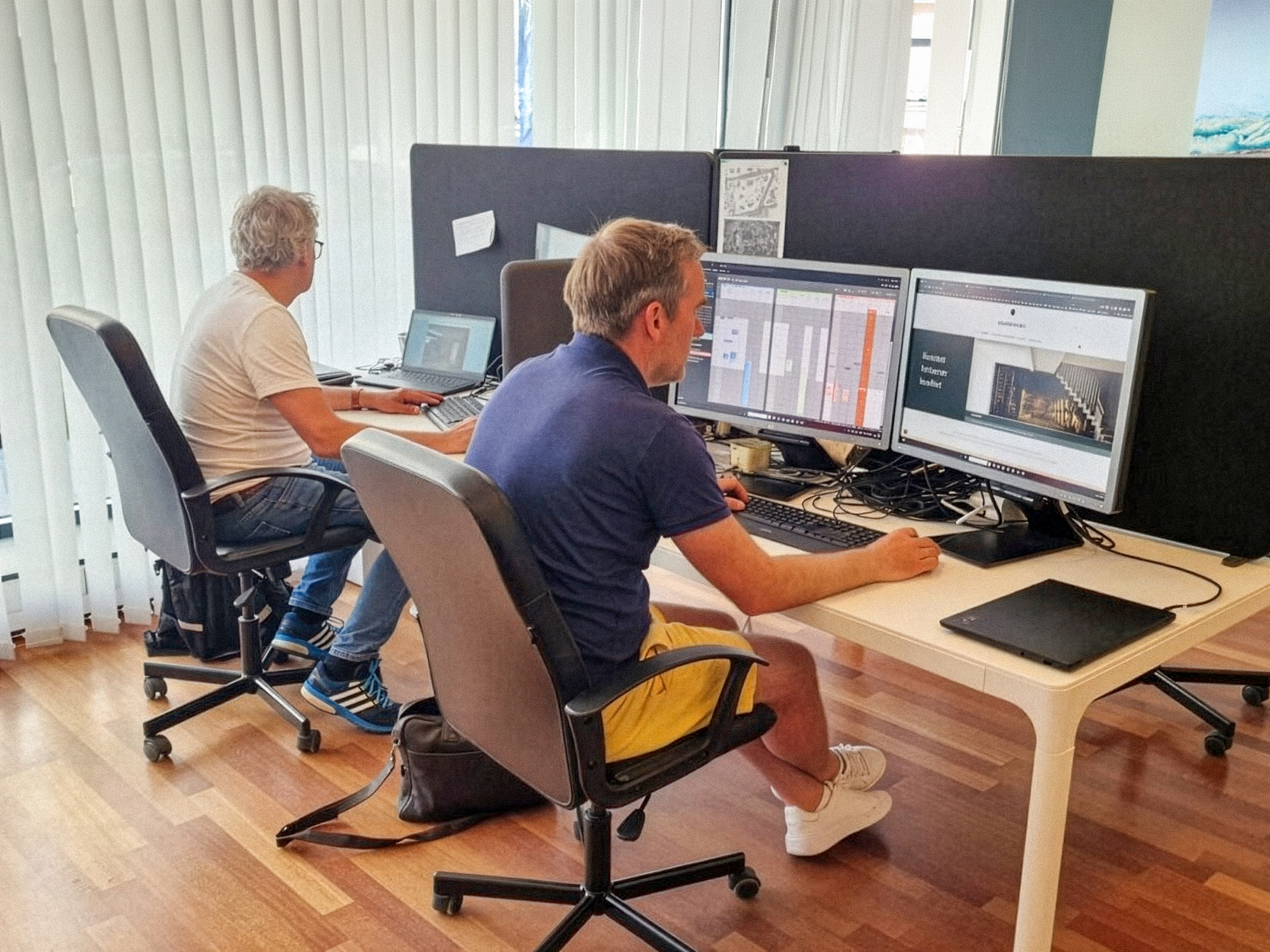 To gründere jobber konsentrert ved hvert sitt skrivebord i Gründeriets coworking-lokale i Sandefjord